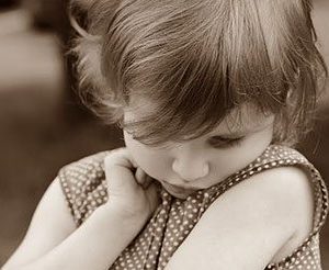 Come affrontare il lutto con i bambini al nido: una guida pratica con suggerimenti ed esempi pratici per parlare della morte ai bambini.