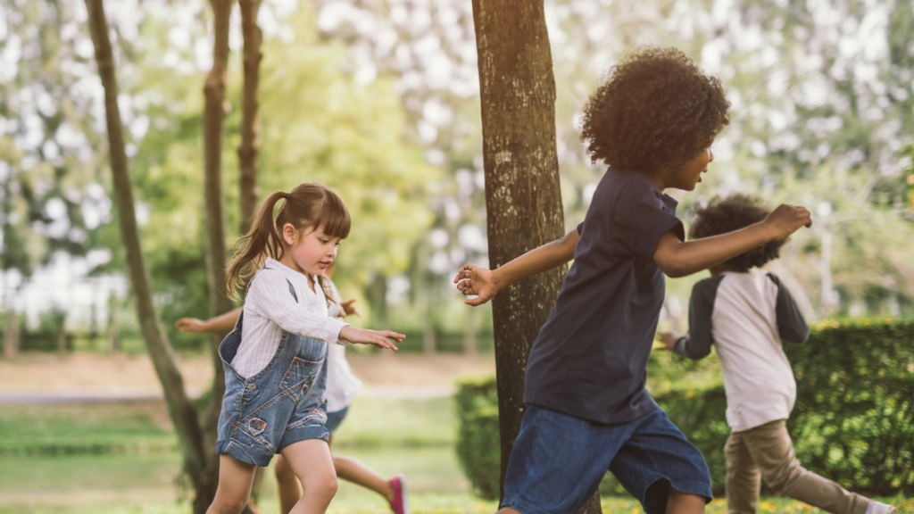 Giocare all’aperto favorisce lo sviluppo motorio, cognitivo, emotivo e sociale dei bambini: ecco i suggerimenti per non pensare solo a rischi e pericoli.