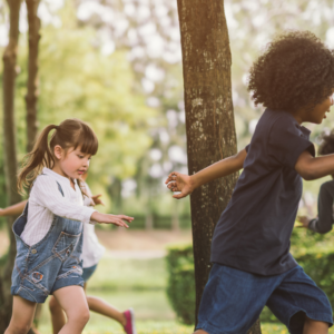 Giocare all’aperto favorisce lo sviluppo motorio, cognitivo, emotivo e sociale dei bambini: ecco i suggerimenti per non pensare solo a rischi e pericoli.